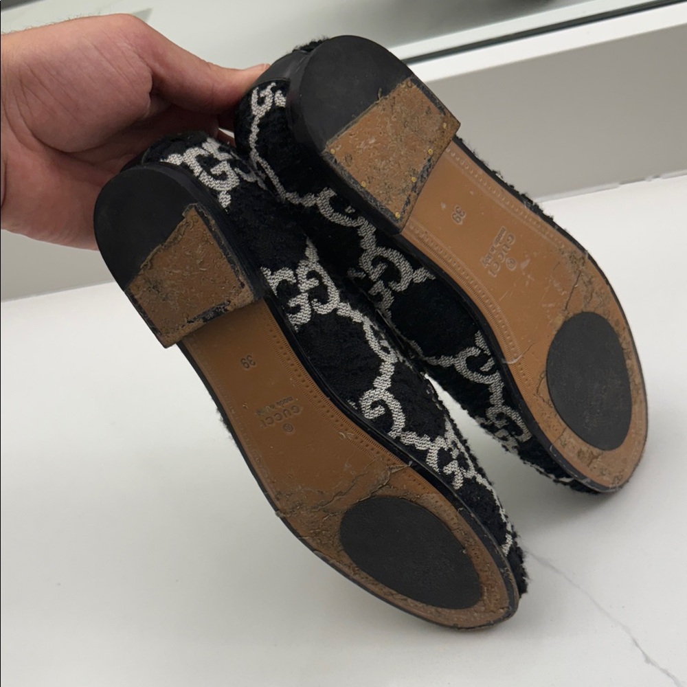 Gucci Black and Silver Textured Loafers with Gold Accent - Picture 4 of 5